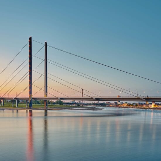 Rheinkniebrücke in Düsseldorf bei Abendlicht